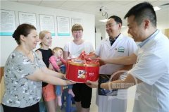俄罗斯患者带着蛋糕给中国大夫来过节