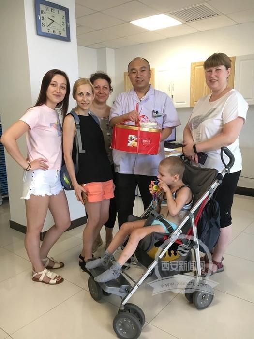 中俄医患情深 俄罗斯患者带着蛋糕给中国大夫来过节