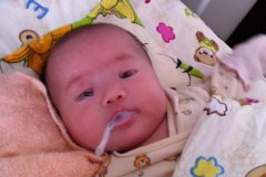 新手宝妈看过来，婴儿出现吐奶应该怎样护理？